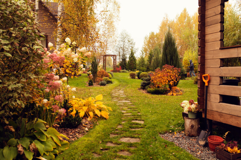 4 Ideas to Include Walkways in Your Hardscaping